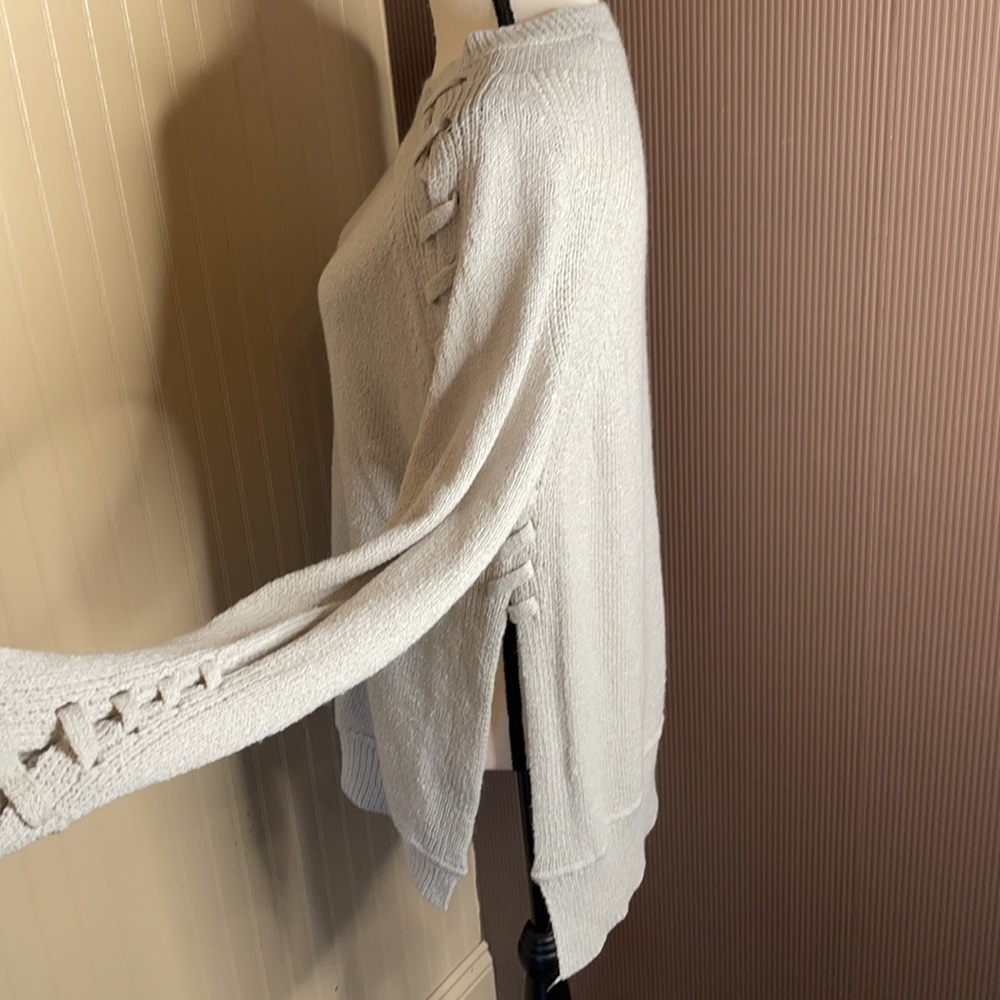 Lush Gray Sweater Size Medium Side Split - image 6